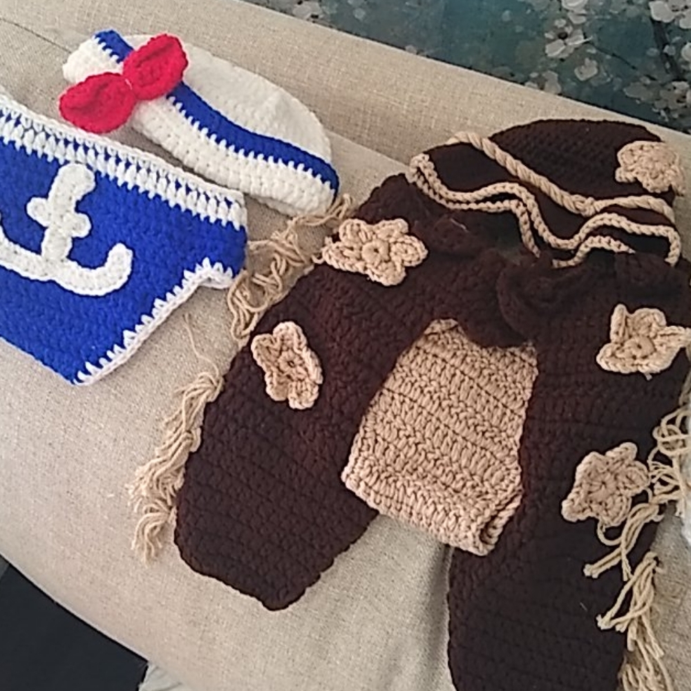 8pcs✨ 4 Crochet photo op outfits.
